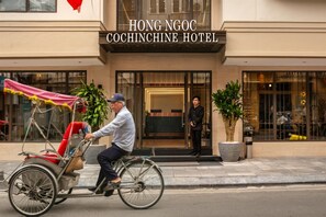 A building with a sign reading 'HONG NGOC COCHINCHINE HOTEL.'