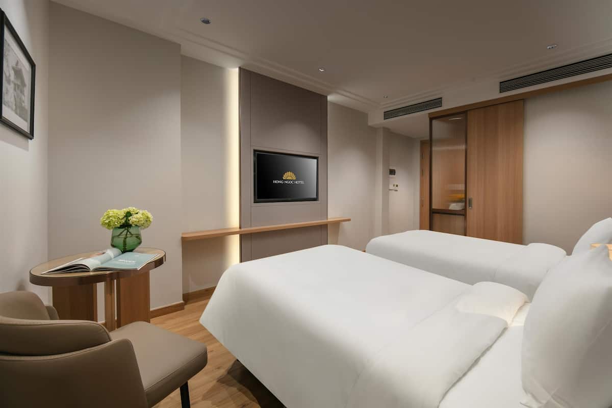 Minibar, caja de seguridad en la habitación y escritorio