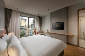 Familjerum - utsikt mot staden | Minibar, värdeförvaringsskåp på rummet, skrivbord och ljudisolering