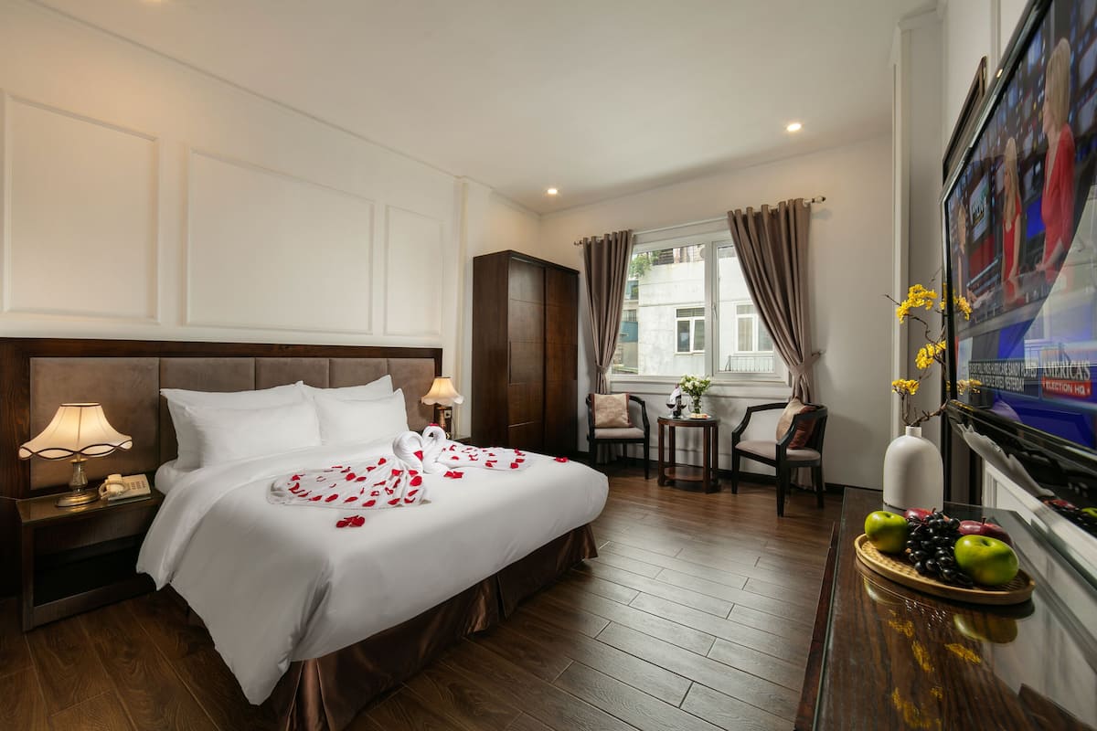 Deluxe tweepersoonskamer, 1 tweepersoonsbed | 1 slaapkamer, een minibar, een kluis op de kamer, een bureau
