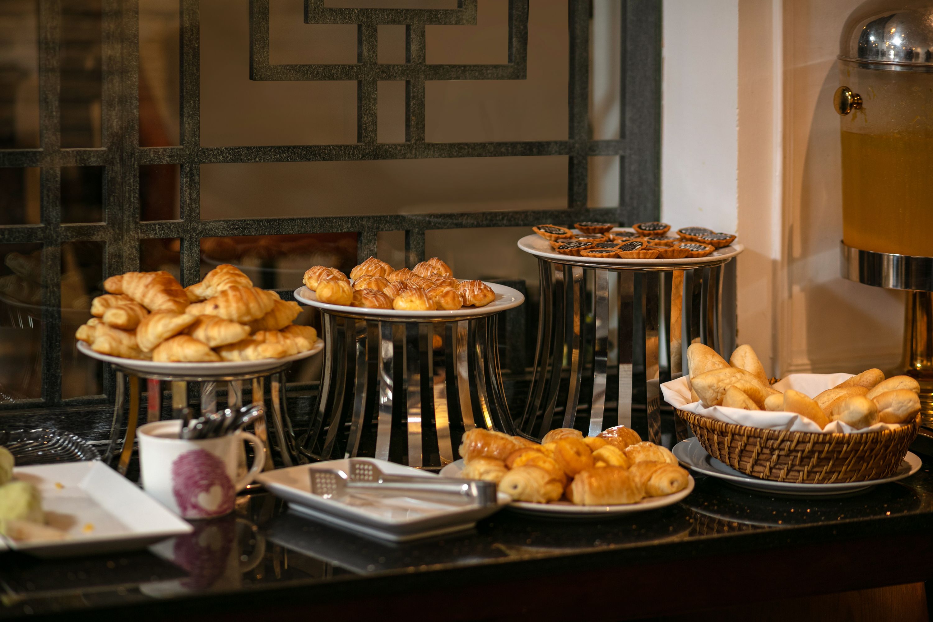 daily continental breakfast (vnd 100000 per person)