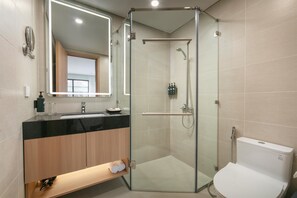 Minibar, värdeförvaringsskåp på rummet, skrivbord och ljudisolering