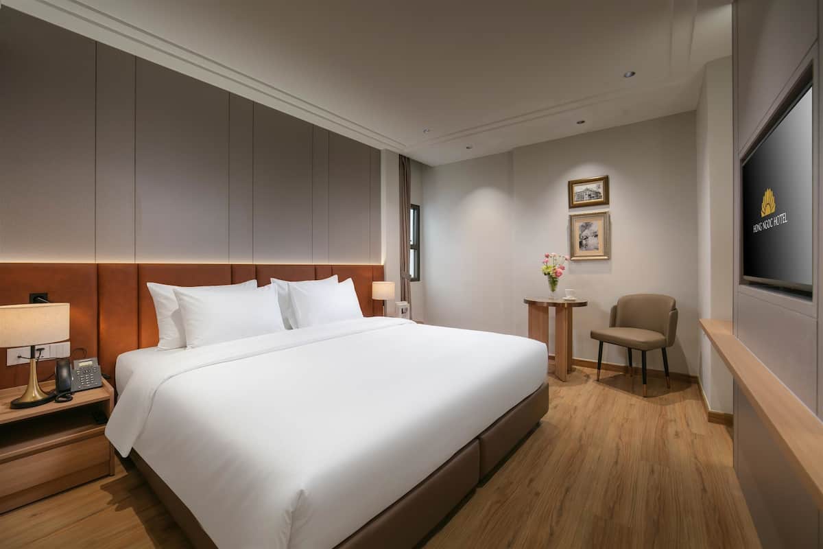 Minibar, caja de seguridad en la habitación y escritorio