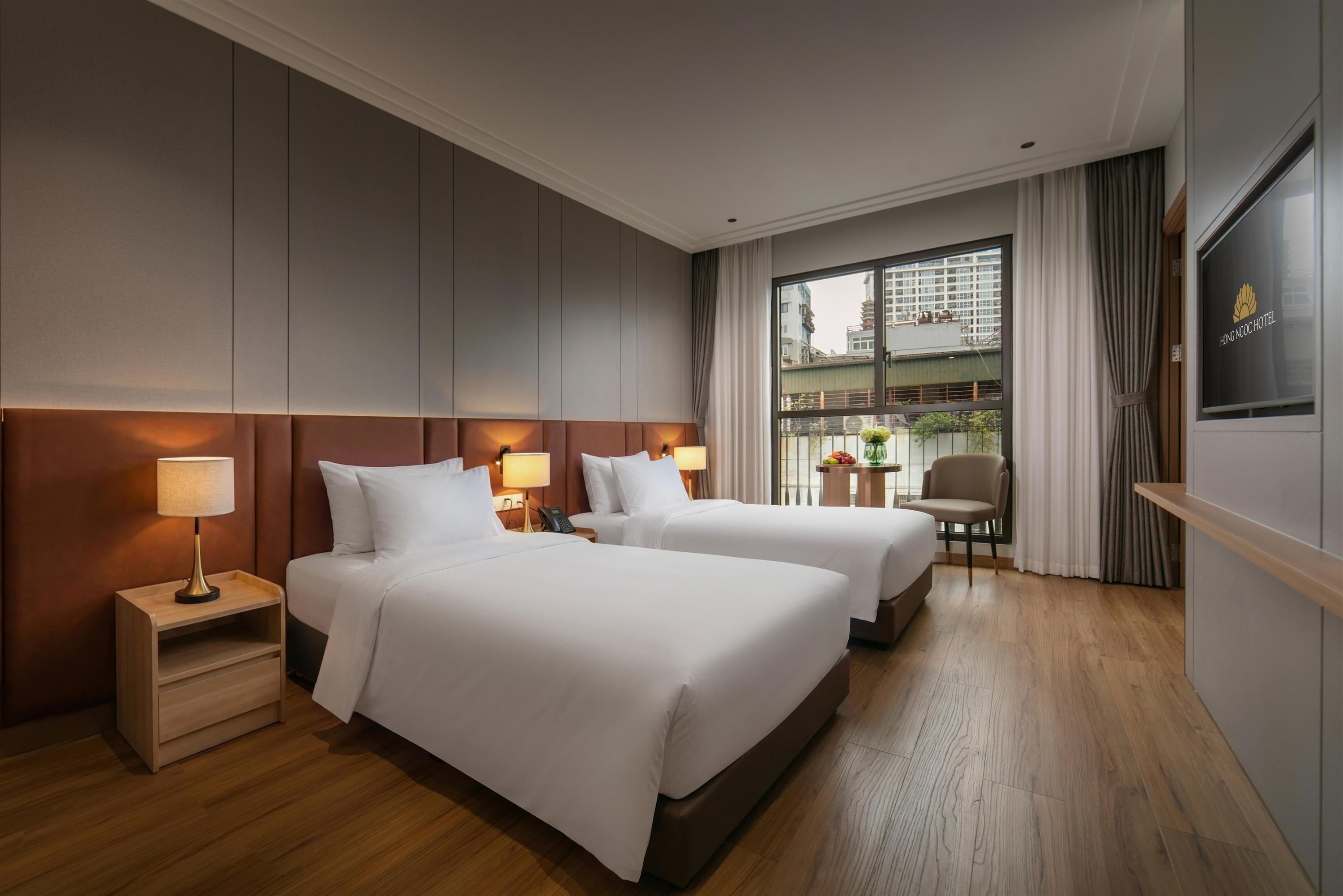 Deluxe-Zweibettzimmer, Stadtblick | Minibar, Zimmersafe, Schreibtisch, schallisolierte Zimmer