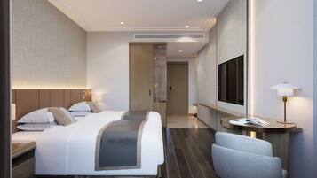 Frigobar, cofres nos quartos, escrivaninha, quartos à prova de som