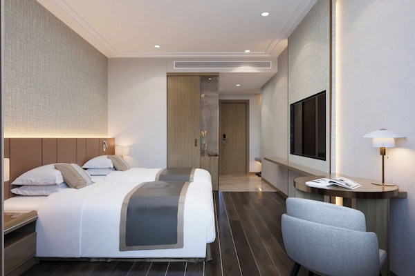 Minibar, safe på rommet, skrivebord og lydisolert