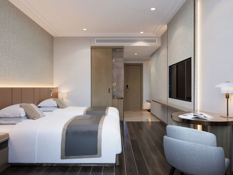 Frigobar, cofres nos quartos, escrivaninha, quartos à prova de som