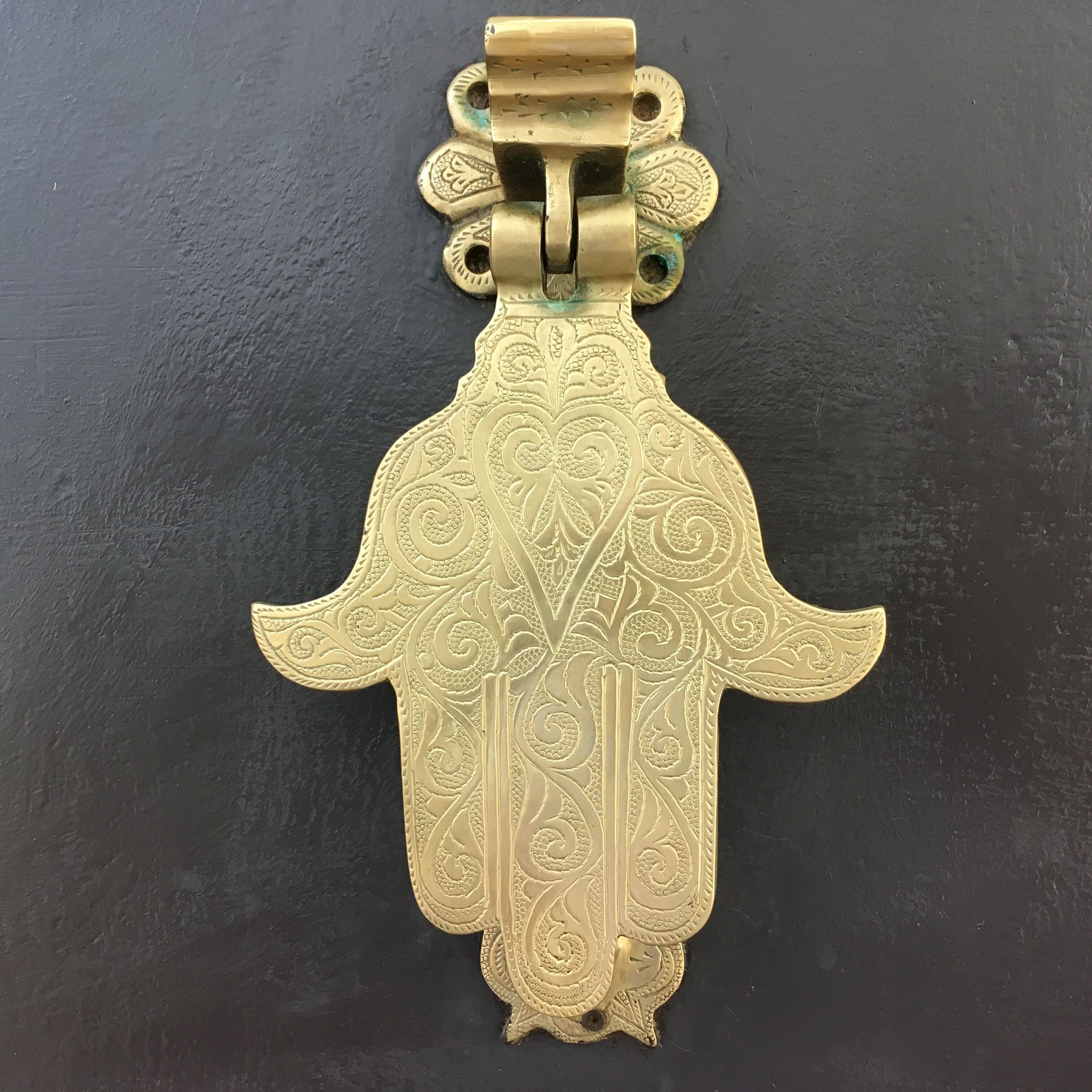 Un porte-clés en laiton aux motifs complexes.