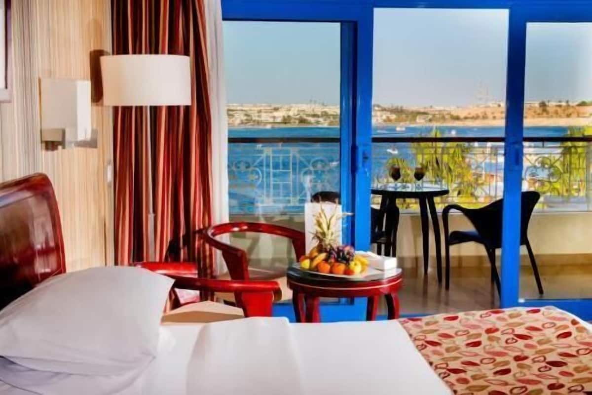 Minibar, in-room safe, blackout drapes, WiFi