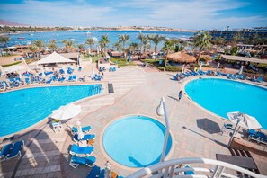 3 piscinas externas, guarda-sóis, espreguiçadeiras