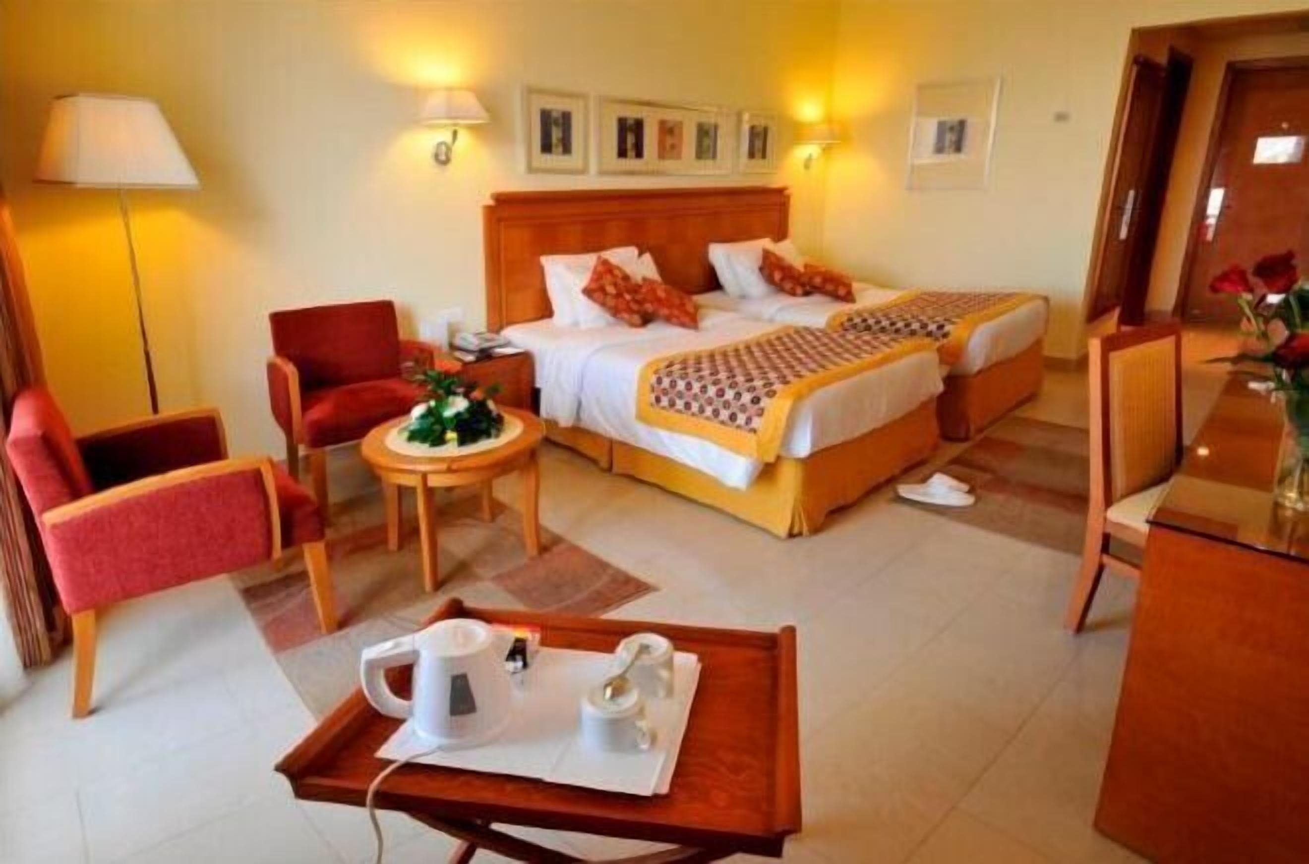 Minibar, safe på rommet, blendingsgardiner og wi-fi