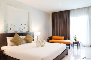 Deluxe kamer | Een minibar, een kluis op de kamer, gratis babybedden, gratis wifi