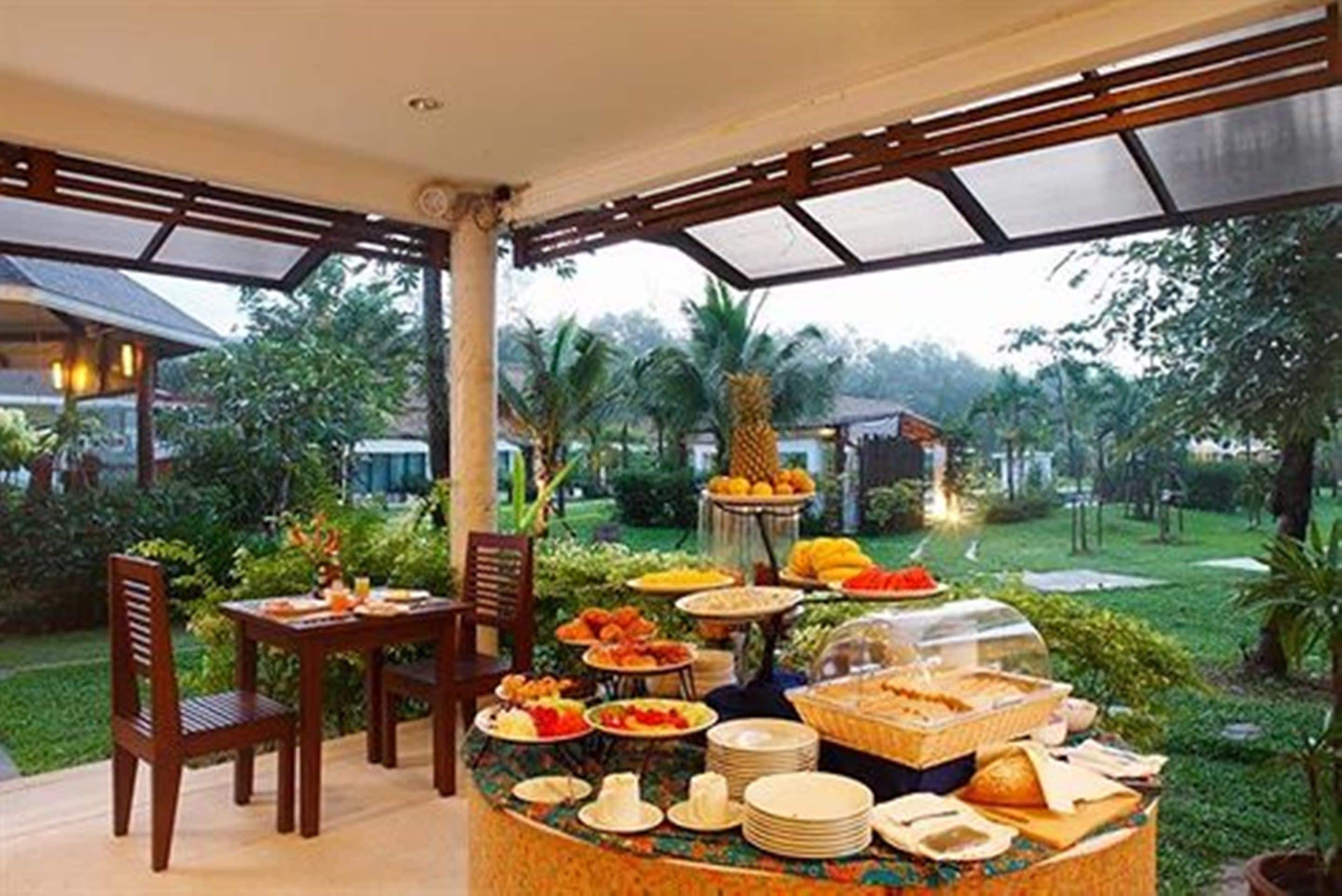 Se sirven desayunos, comidas y cenas con vista a la alberca 