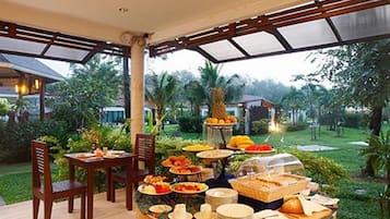 Se sirven desayunos, comidas y cenas con vista a la alberca