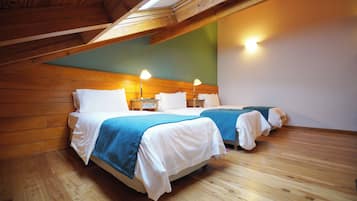 Chambre Triple Supérieure | Literie de qualité supérieure, couette en duvet d'oie, surmatelas