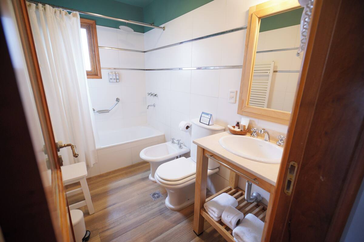 superior double room | bathroom | combined shower/bathtub, deep-soaking bathtub, rainfall showerhead