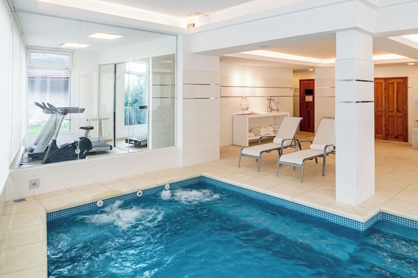 Piscine couverte, parasols de plage, maîtres-nageurs sur place