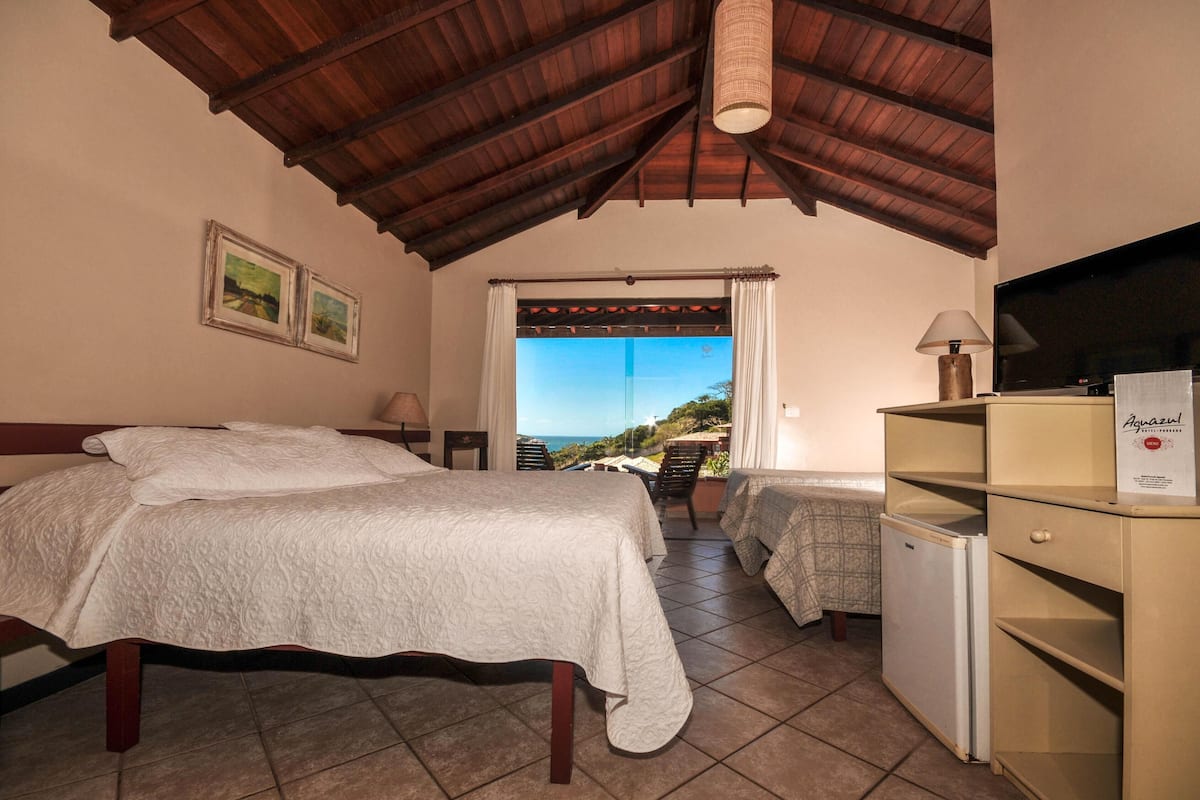1 kamar tidur, minibar, dan brankas
