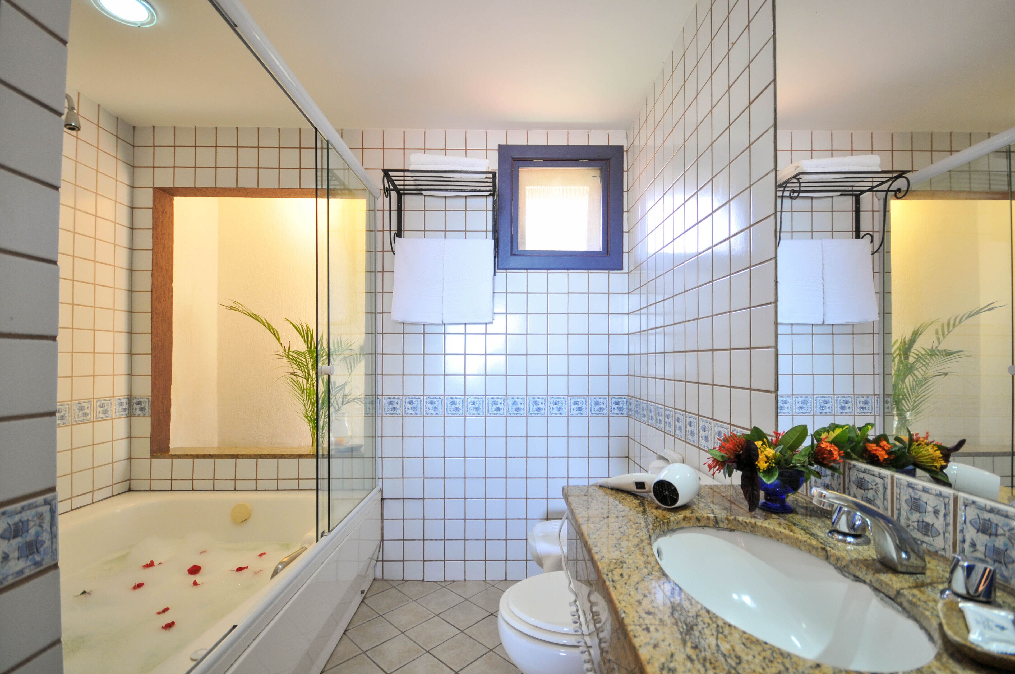 quarto luxo  | bathroom | shower, free toiletries, hair dryer, bidet