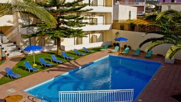 Seasonal outdoor pool, pool umbrellas, sun loungers