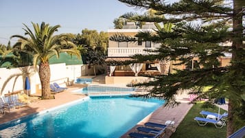 Seasonal outdoor pool, pool umbrellas, sun loungers