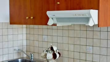 Een koelkast, een kookplaat, een koffiezetapparaat/waterkoker