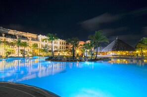 3 piscinas externas, guarda-sóis, espreguiçadeiras