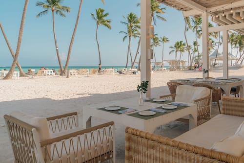 Beach nearby, white sand, free beach shuttle, sun-loungers