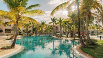 3 piscinas externas, guarda-sóis, espreguiçadeiras