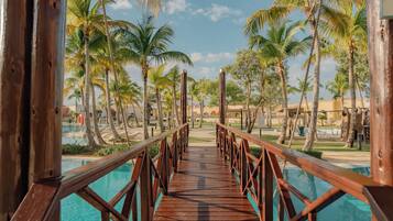 3 outdoor pools, pool umbrellas, sun loungers