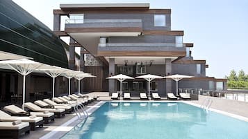Piscine extérieure (ouverte en saison), parasols de plage
