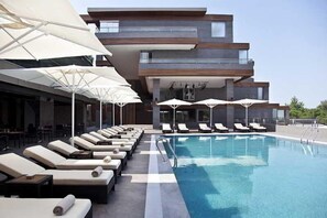 Seasonal outdoor pool, open 11:00 AM to 6:30 PM, pool umbrellas - Divan Bursa (Bursa)