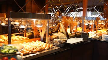 Se sirven desayunos, comidas y cenas con vista a la alberca