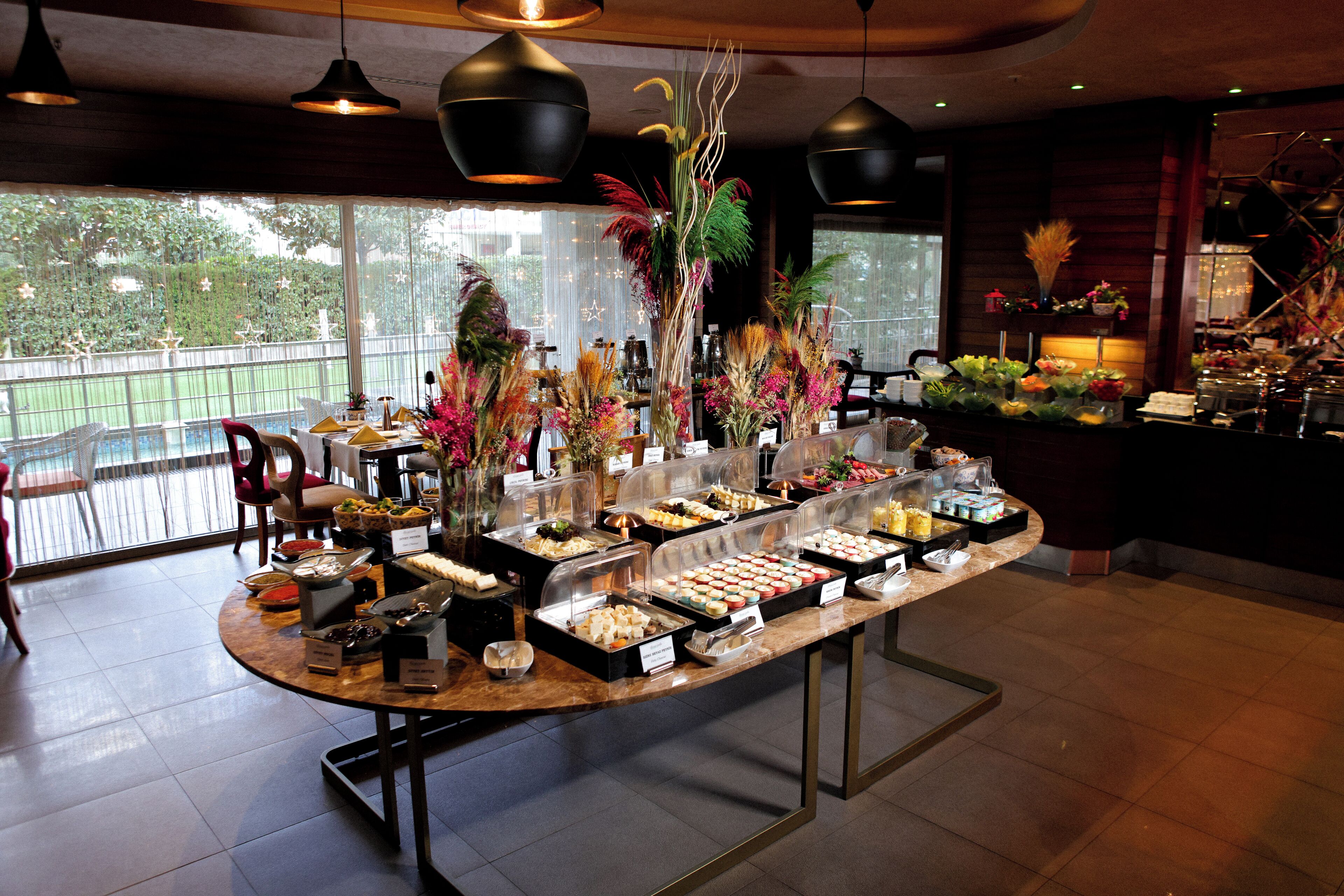 Breakfast, lunch, dinner served; pool views 