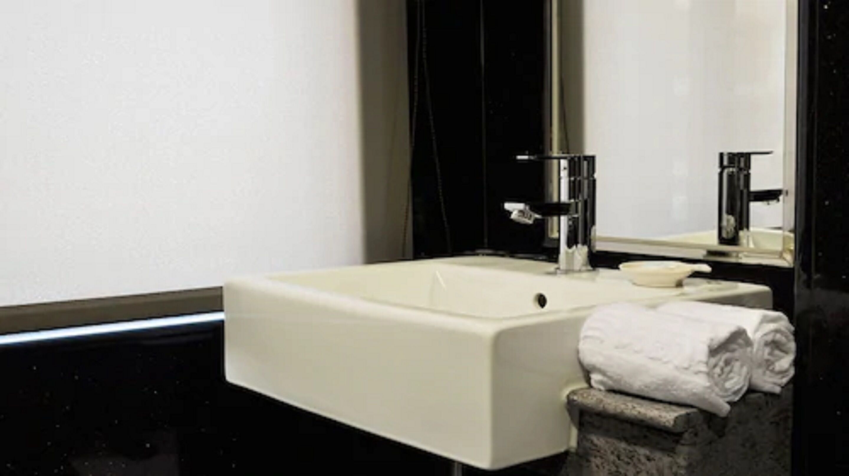 suite, 1 king bed (byeyer) | bathroom | shower, free toiletries, hair dryer, slippers
