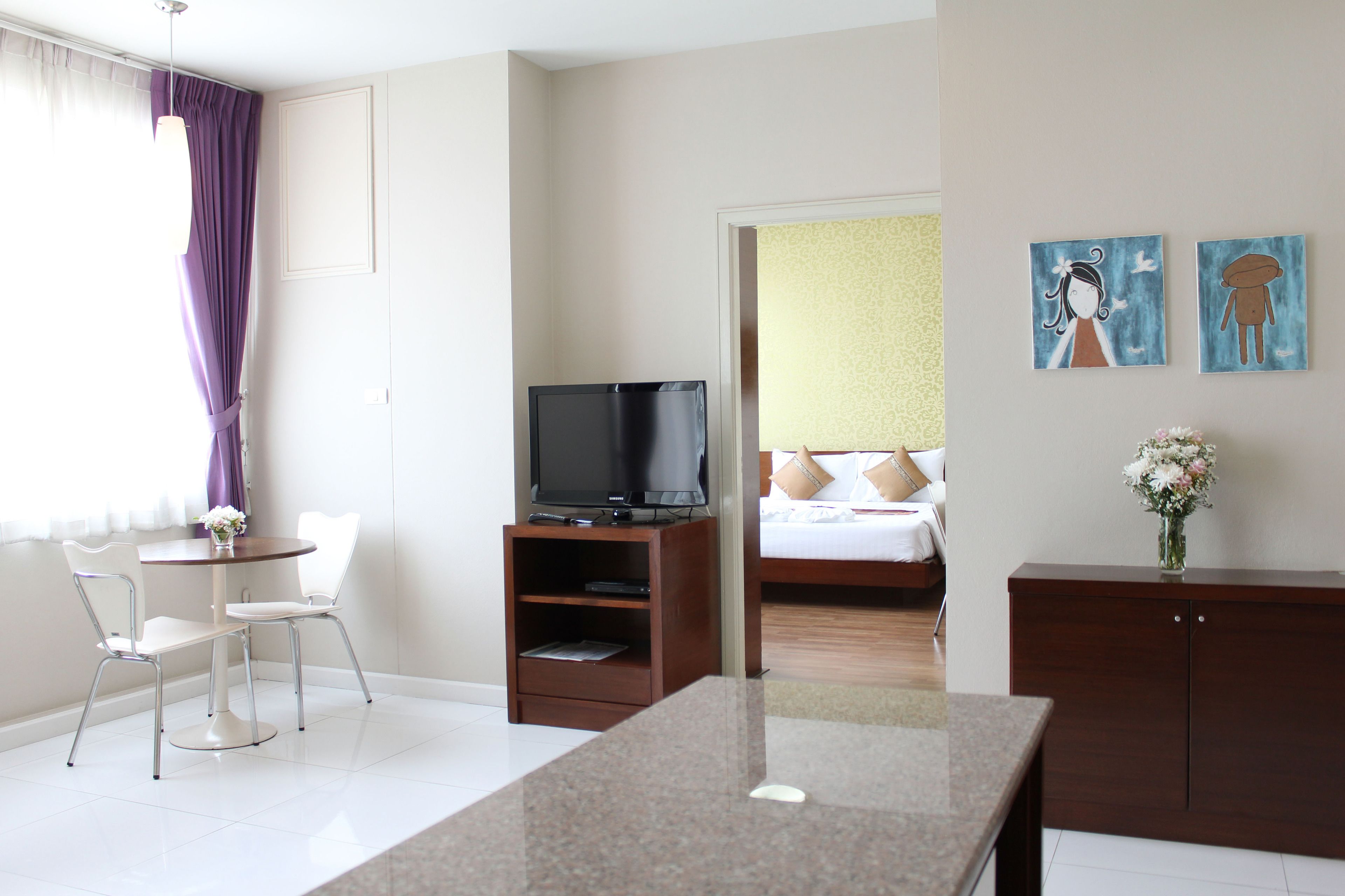 suite, 1 double bed | living room | 32-inch lcd tv with satellite channels, tv