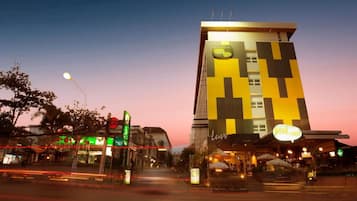 Fachada del alojamiento - Noche