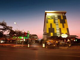 Fachada de la propiedad por la tarde o noche
