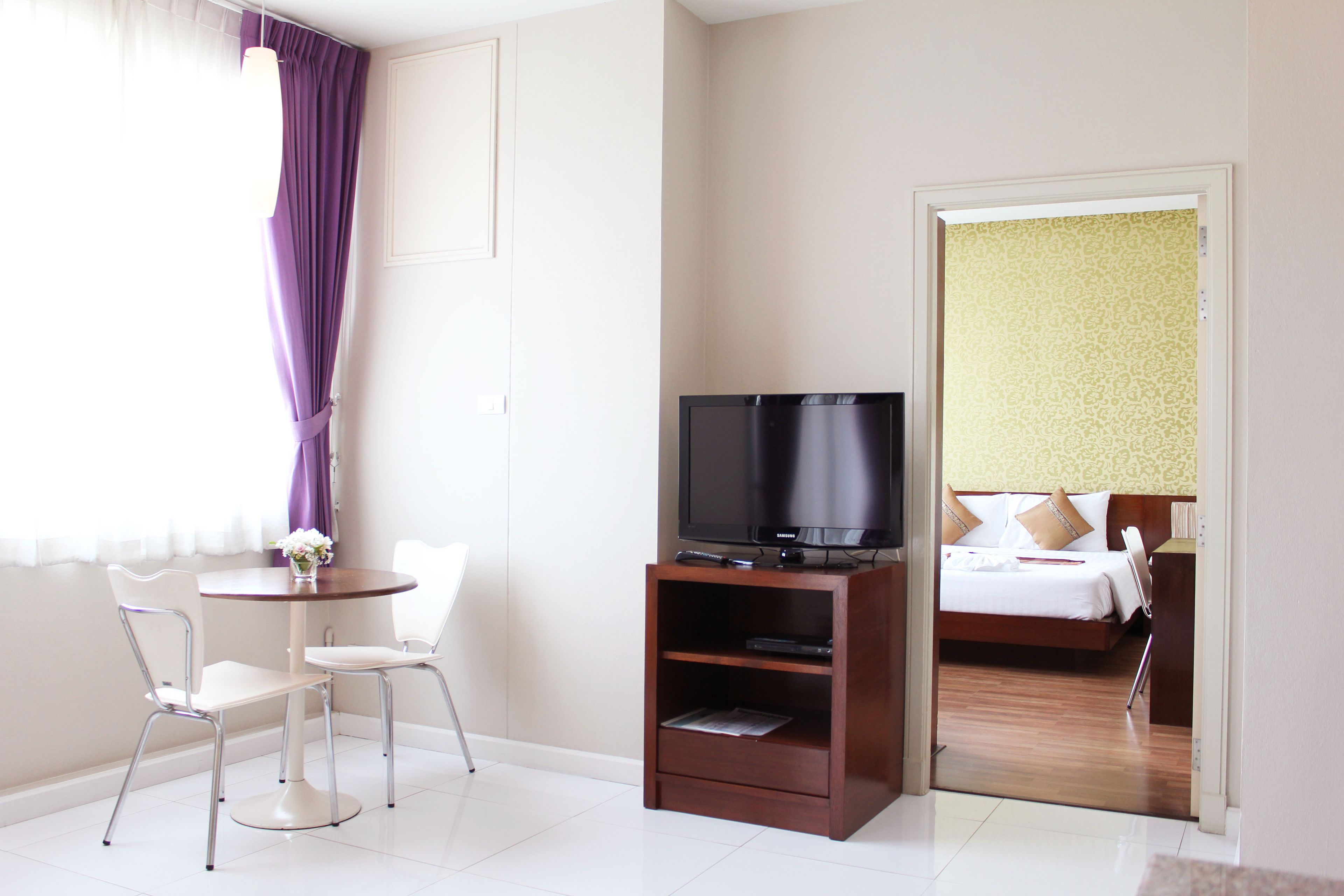 suite, 1 double bed | living area | 32-inch lcd tv with satellite channels, tv