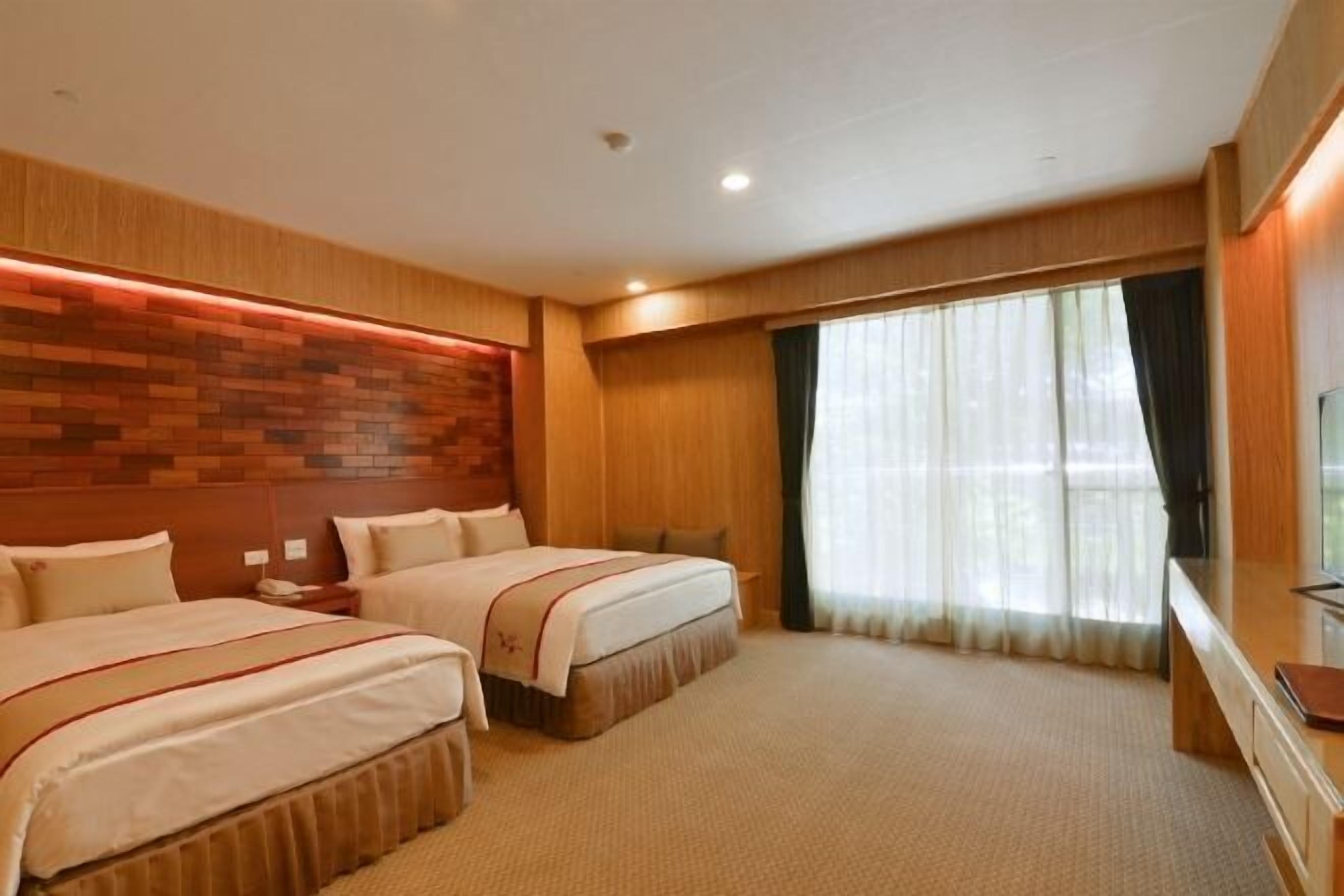 Premium bedding, in-room safe, desk, blackout drapes