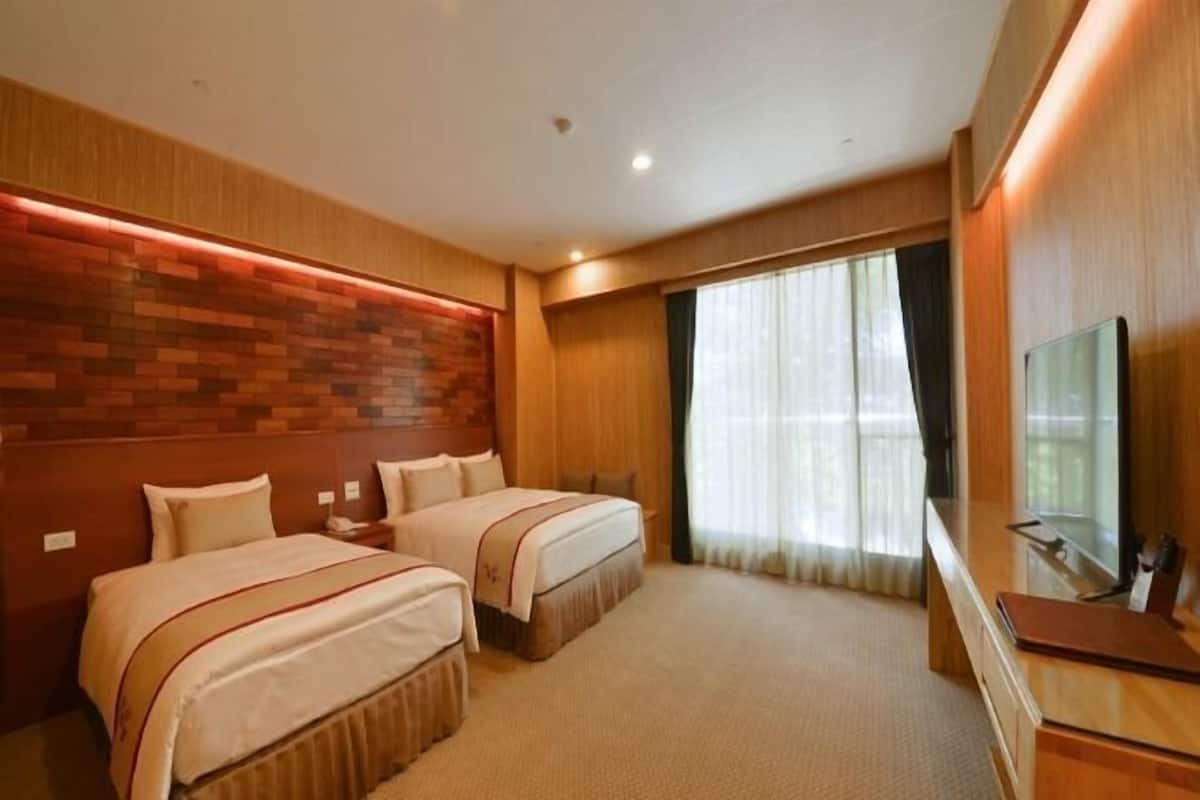 Premium bedding, desk, blackout drapes, soundproofing