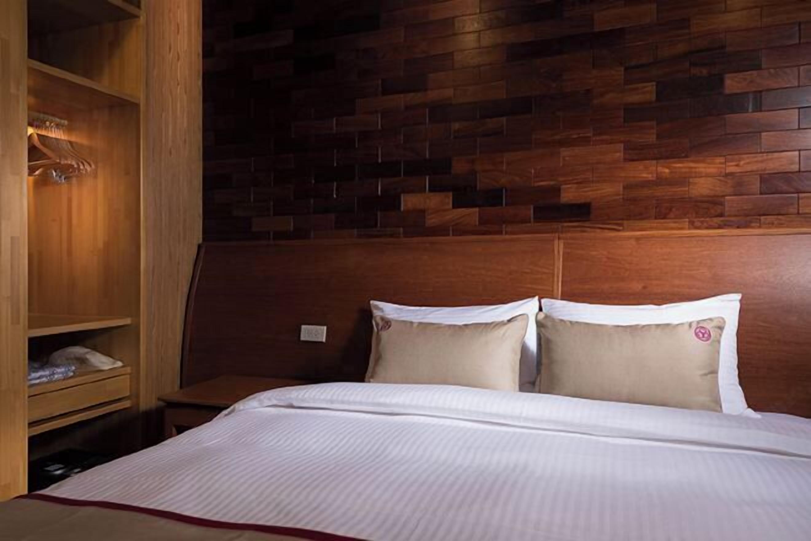 Premium bedding, in-room safe, desk, blackout drapes