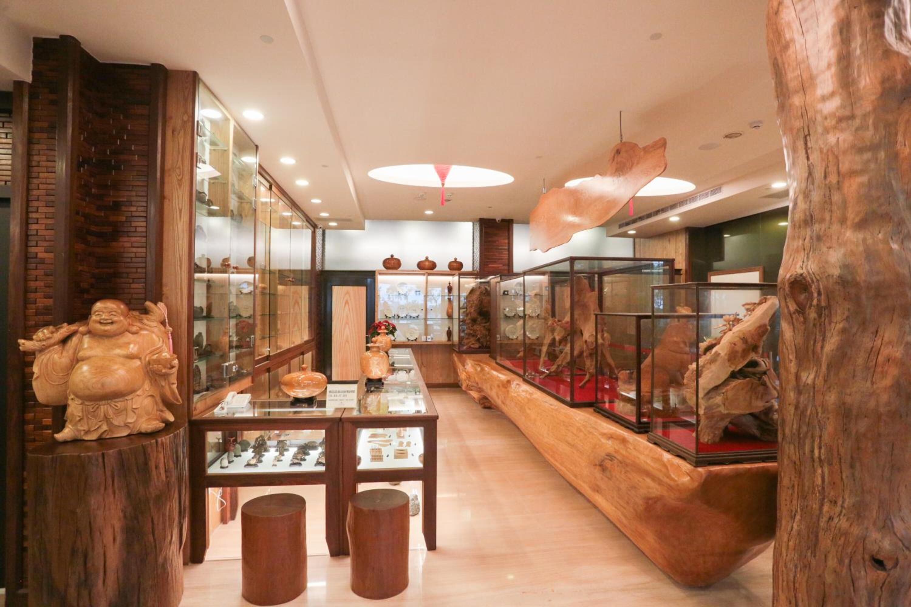 2 restaurants, breakfast, lunch served; local and international cuisine