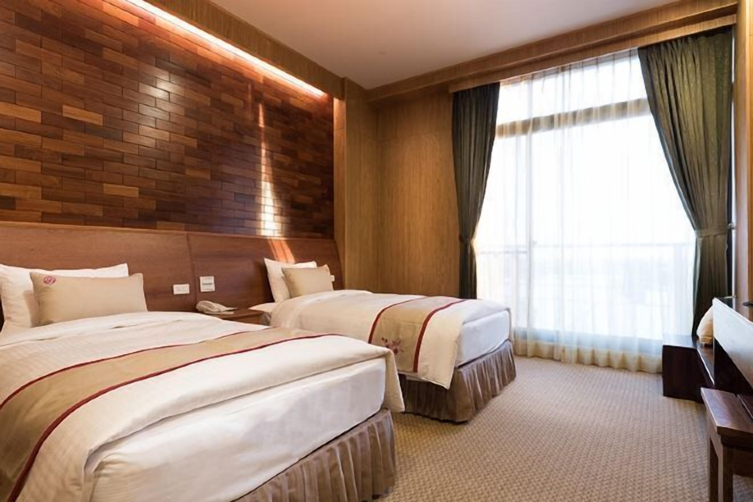 Premium bedding, in-room safe, desk, blackout drapes