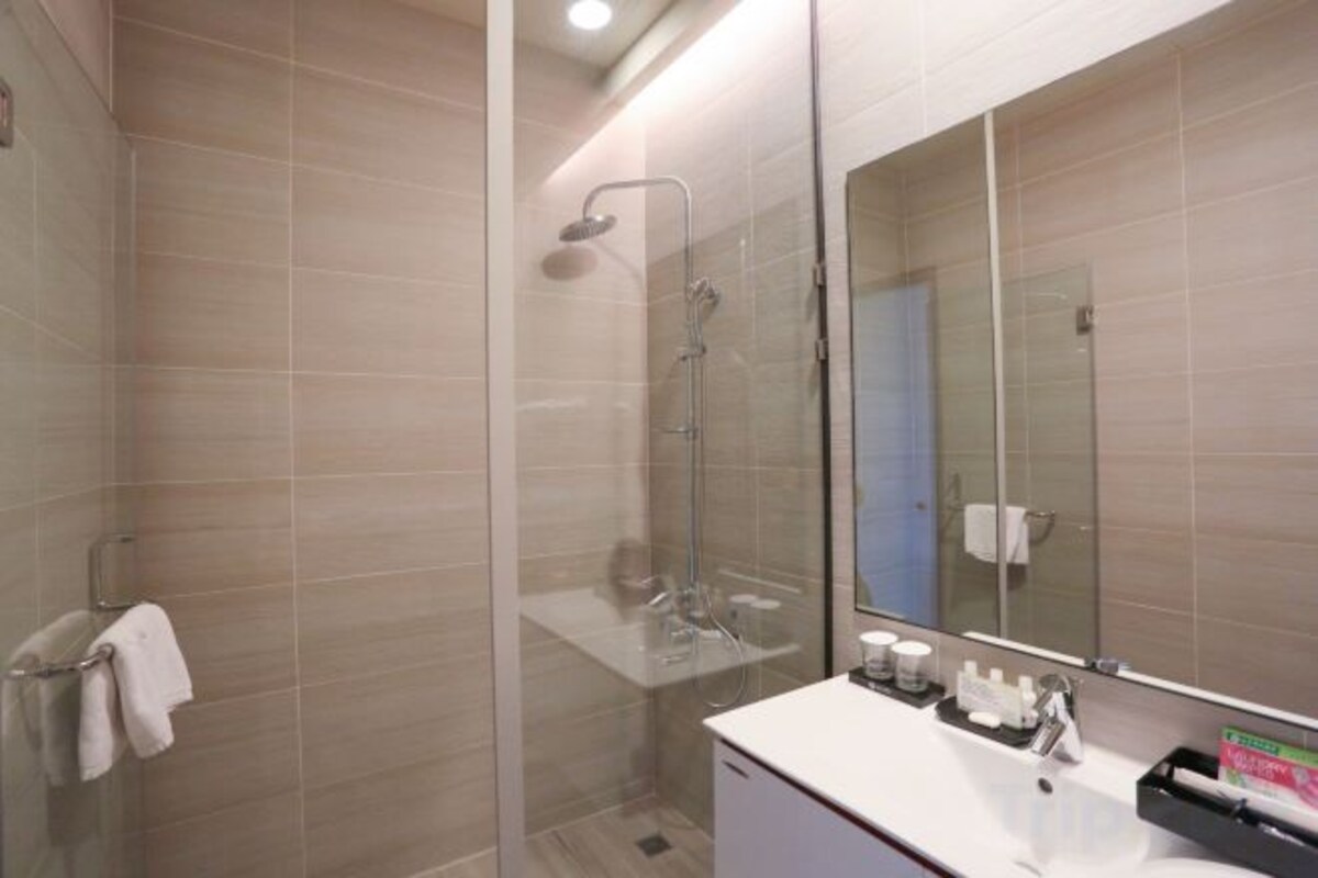Bañera y ducha independientes, bañera profunda y secador de pelo