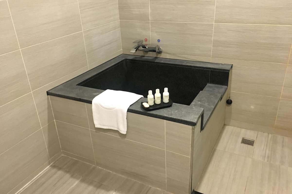 separate bathtub and shower, deep-soaking bathtub, free toiletries