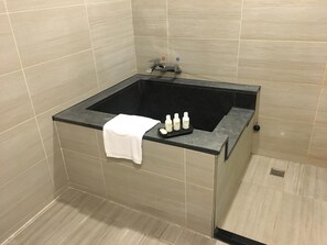 Bañera y ducha independientes, bañera profunda y secador de pelo