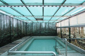 Una piscina al aire libre de temporada