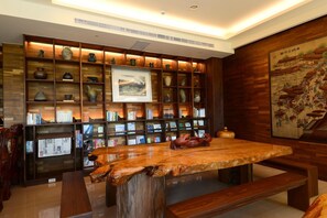 2 restaurants, breakfast, lunch served; local and international cuisine - Shandori Hotel (Jiaoxi)