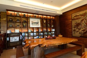 2 間餐廳，供應早餐、午餐和晚餐，當地和國際料理